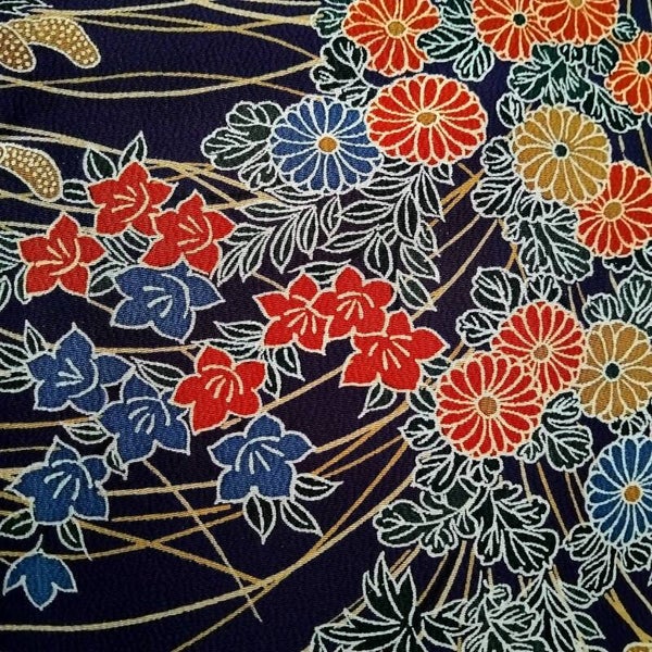 Helderpaarse kimonozijde met kleurrijke bloemen v.a. 40x36cm