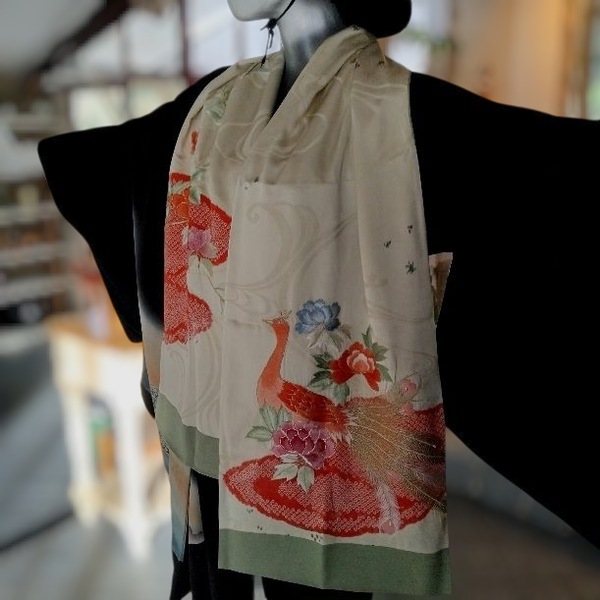 Gevoerde sjaal / omslagdoek 174x34cm handgeborduurd en snijwerk