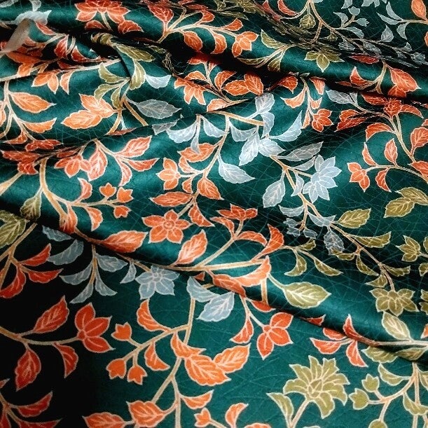 Glanzende kimonozijde groen takken 160x36cm