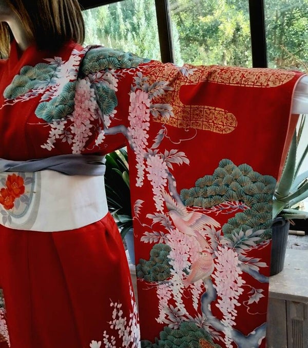 Donkerrode furisode 'vogels en bloesem' met bladgoud