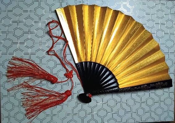 waaier bamboe met bewerkte randje en 2 tassels 30x18cm
