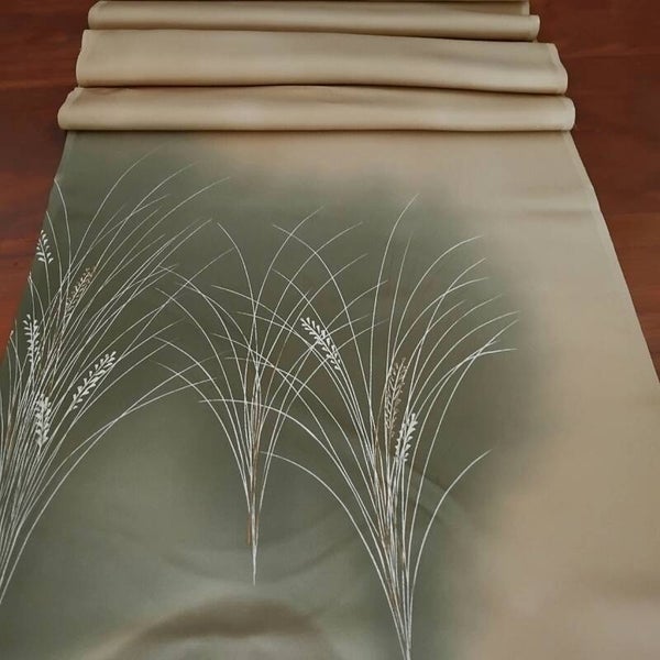 Goud- en groenkleurige coupon van zachte zijde, met de hand beschilderd, 160 x 36 cm