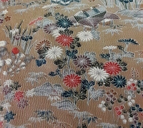 Antieke crepe kimonozijde beige met huisjes en bloemen 40x36cm