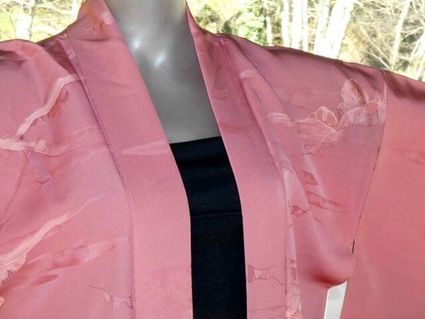 Oud-rose haori in zachte glanzende zijde ingeweven