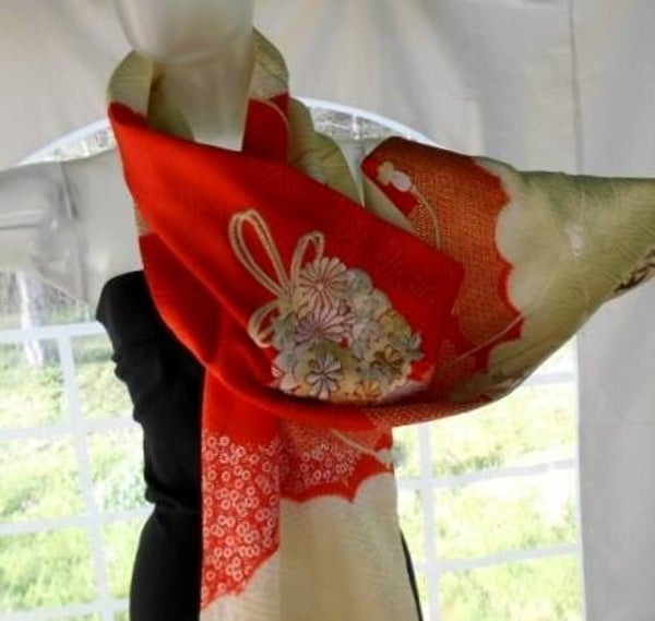 Gevoerde sjaal / omslagdoek 202x30cm handgeschilderd/geborduurd