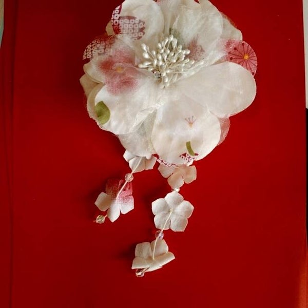Grote Kanzashi haarbloem en bloesem op clip 23cm