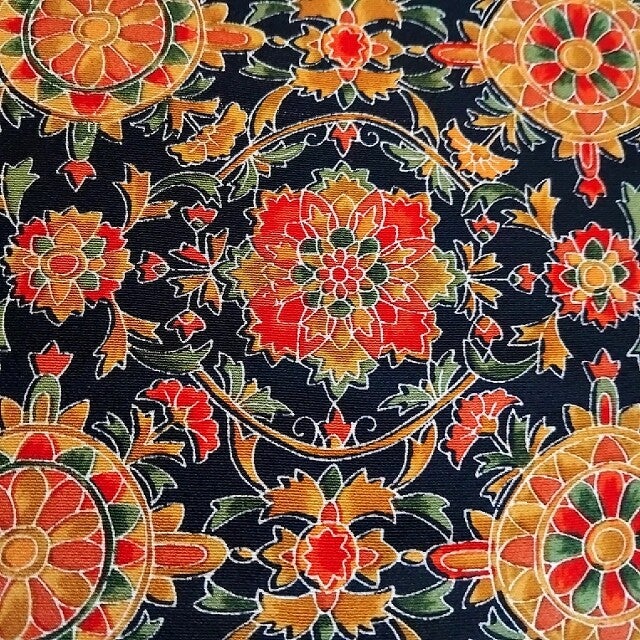 Zwarte kimonozijde met prachtig motief 160x36cm