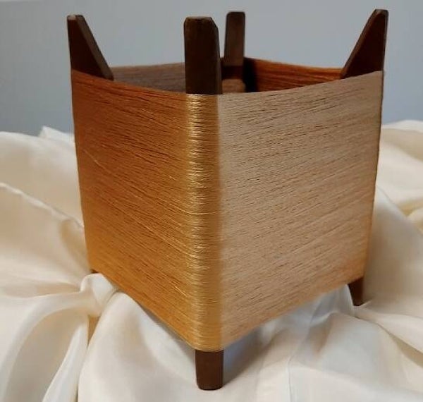 Japanse antieke houten itomaki met borduurzijde