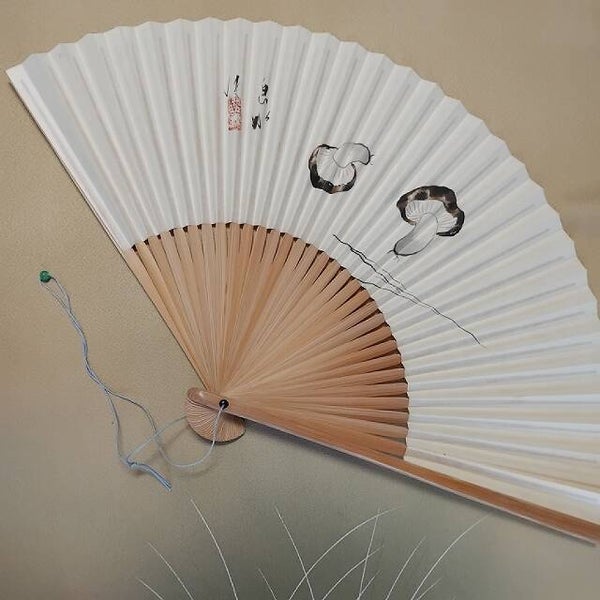 Handgeschilderde waaier met paddenstoelen getekend 22x40cm