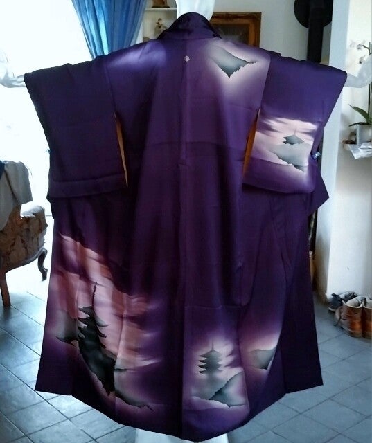 Kimono antiek dieppaars met 1 crest 'Pagoda in mist' met crest + signature
