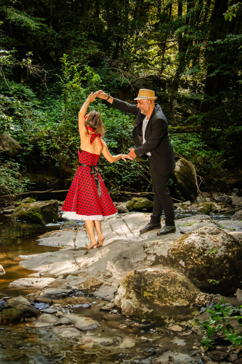 Séance photo romantique pour couple à Poitiers, souvenir d’été