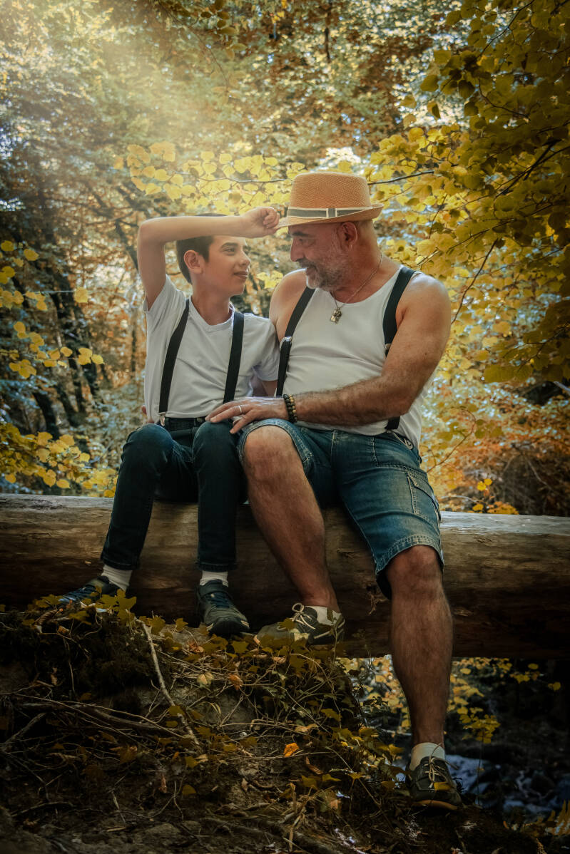 Séance photo estivale entre amis, rires et complicité en pleine nature