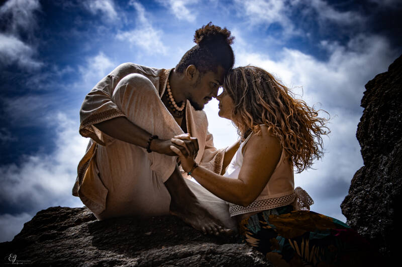 Shooting photo en couple en lumière naturelle à Poitiers