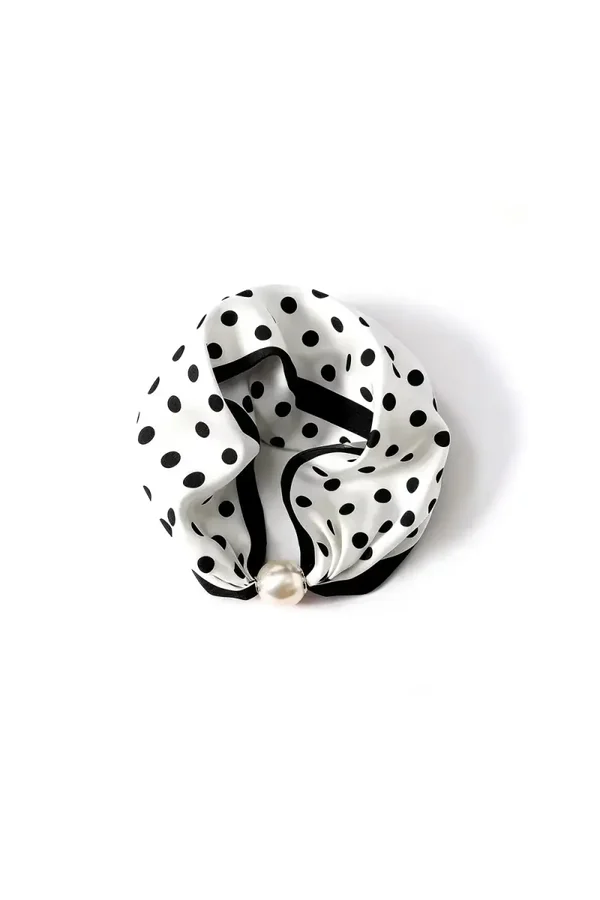 kort sjaaltje met parel magneetsluiting zwart wit dots