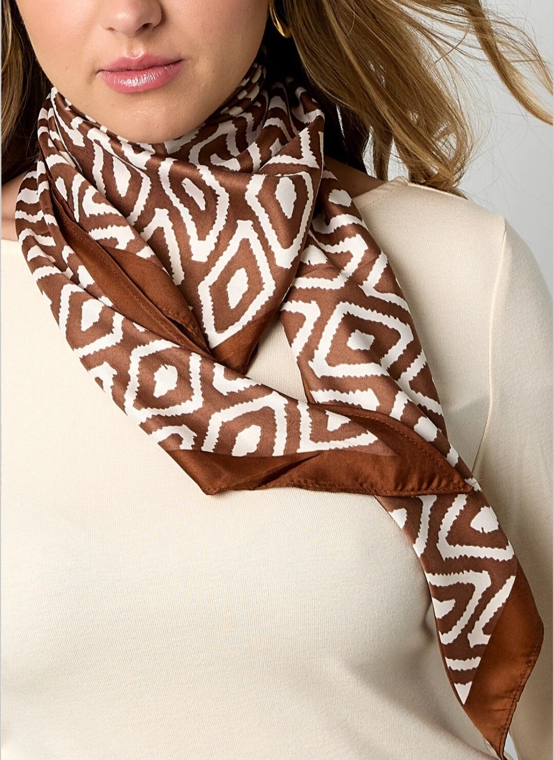 Driehoek sjaaltje bruin wit