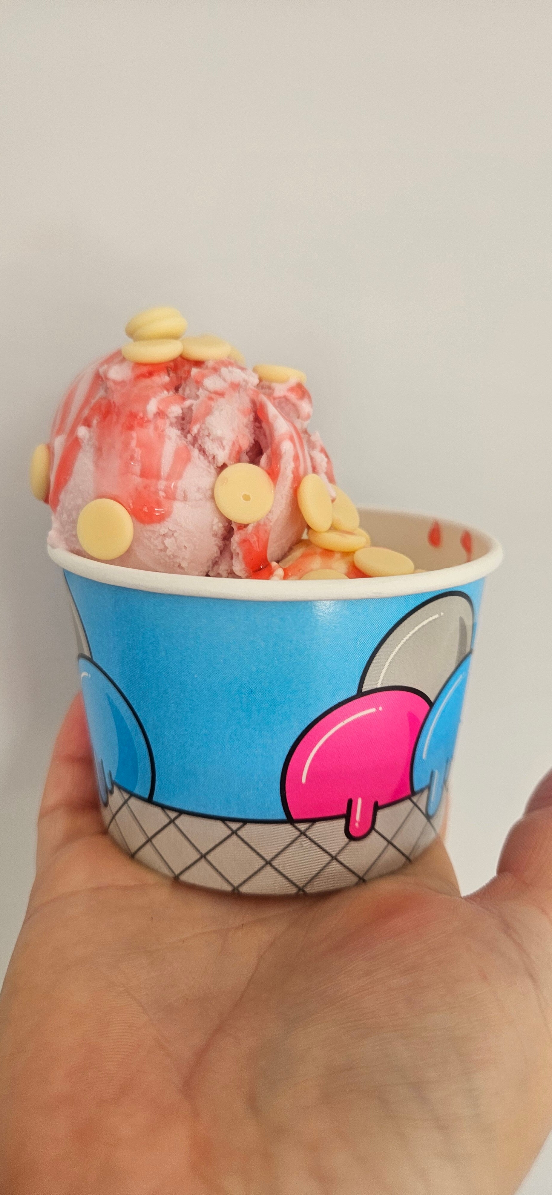 Vanilla cloted ice cream and Strawberry