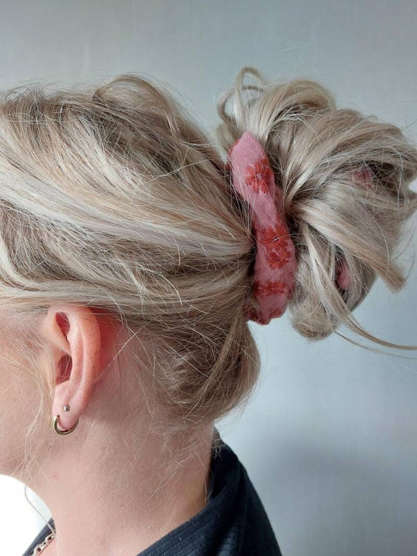 Scrunchie geborduurde bloem (XL)