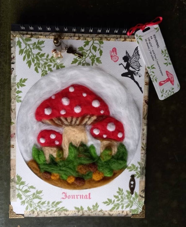 Journal A4 wolvilten paddenstoel op de kaft, spiraal, blanco