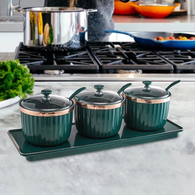 Voorraad potjes donker groen