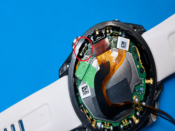 Geöffnete Garmin Fenix 7 mit Korrosionsschaden am Bedienknopf