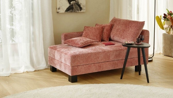 Joka Relaxliege Quadro 90 x 200 , Serie Plaza , Modell 392/2 mit Spitzkissen ( Lehnkissen ) und Stauraum und wählbaren Armteilen .