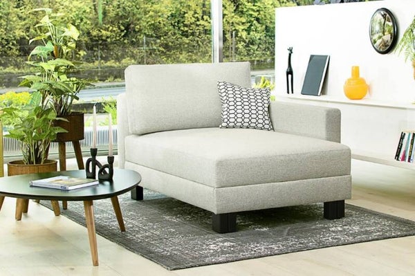 Joka Relaxliege Quadro 80 x 200 , Serie Plaza , Modell 392/2 mit Spitzkissen ( Lehnkissen ) und Stauraum und wählbaren Armteilen .