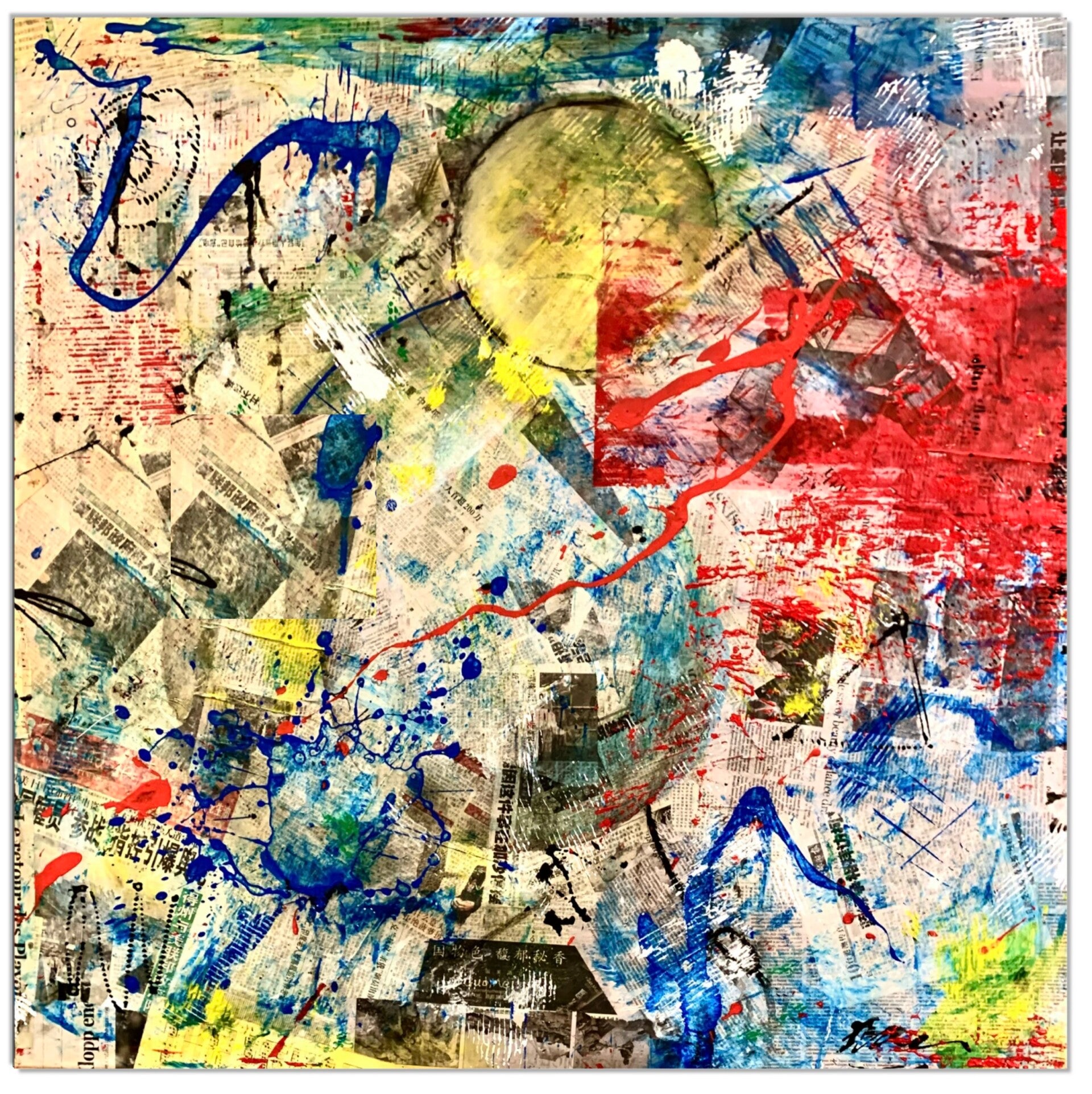 une œuvre d'art contemporain, vraisemblablement un collage ou une peinture technique mixte, utilisant des coupures de journaux en langue étrangère comme support ou élément visuel. Des éclaboussures de peinture bleue et noire recouvrent pa