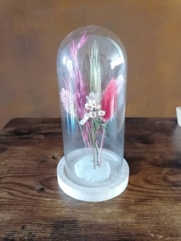 Glazen stolp met droogbloemen
