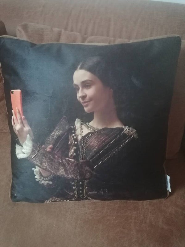 Leuke kussens met verschillende afbeeldingen.