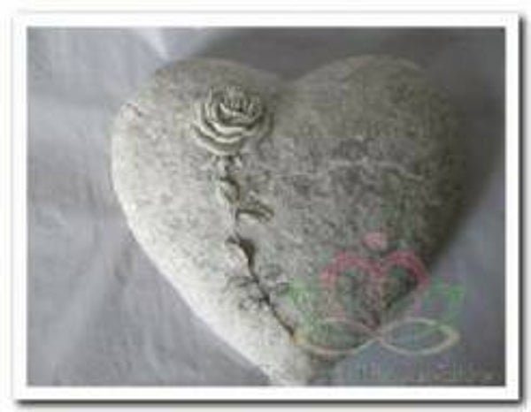 Hart sandstone met opdruk roos 