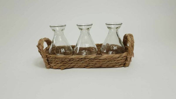 3 glazen flessen in zeegrasmand