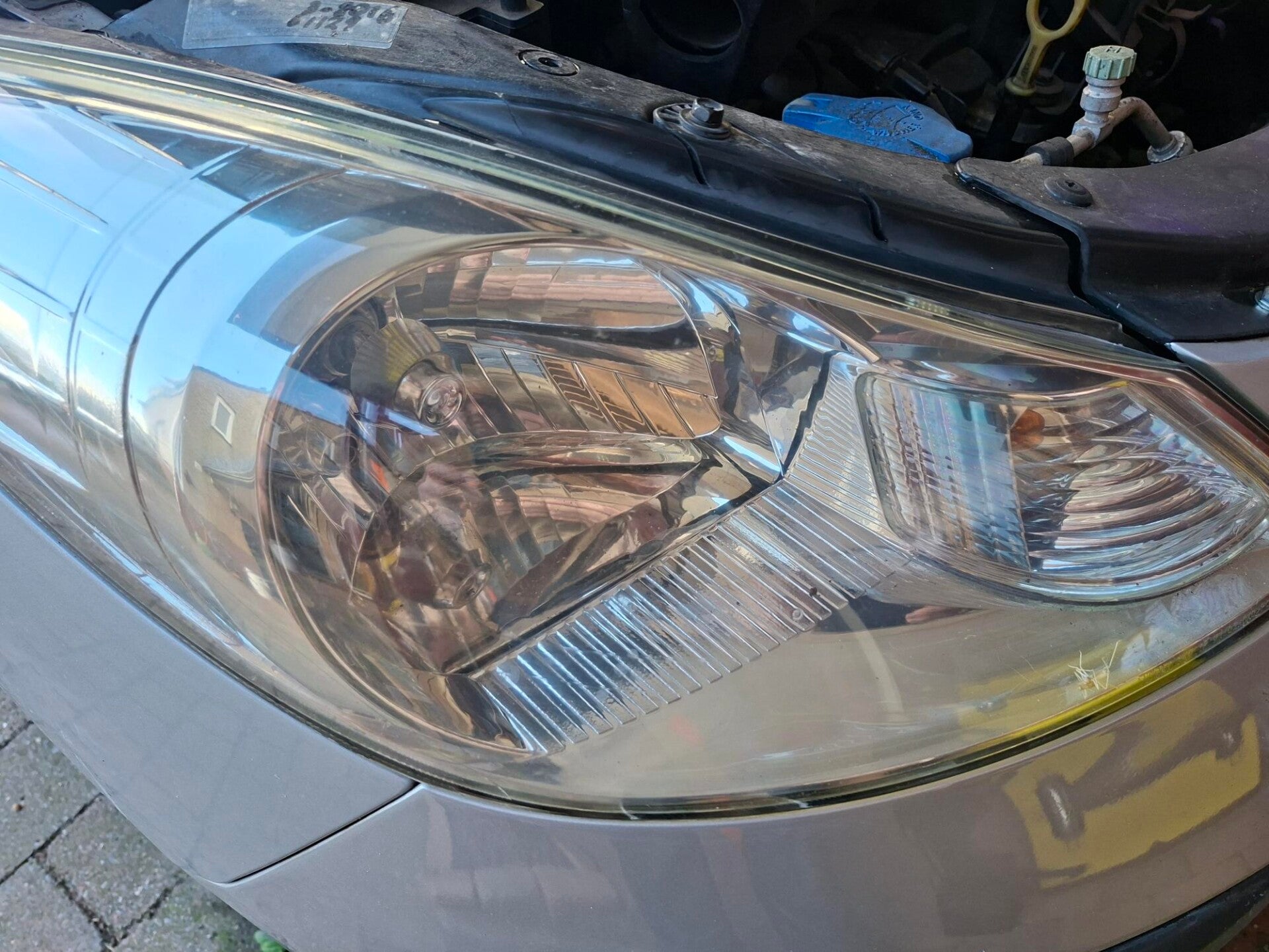 Herstelde heldere koplamp i10 na polijsten