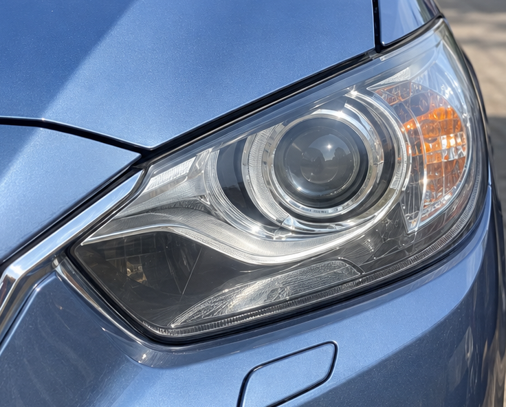 mazda 6 met een herstelde koplamp rechts