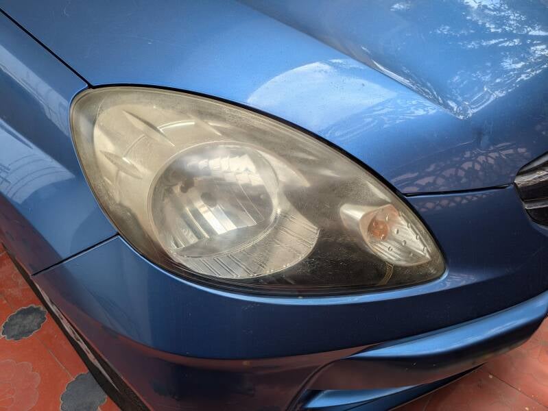 koplamp met kleine scheurtjes in het glas