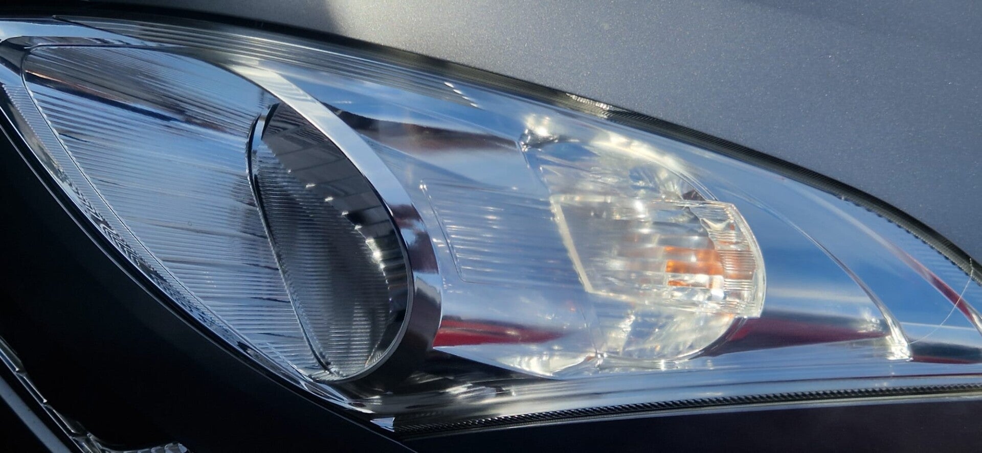 Heldere koplamp van een suzuki swift na nieuwe coating aanbrengen