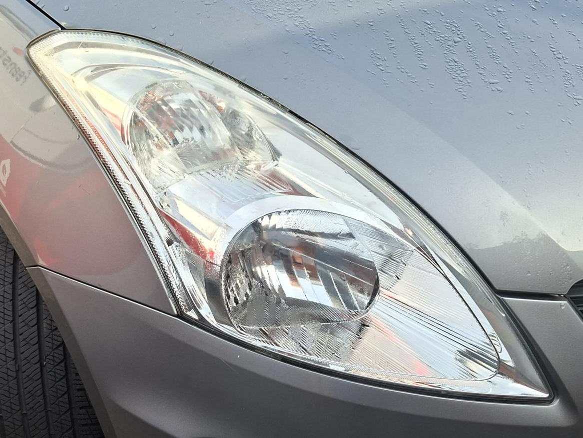 Koplamp van een suzuki swift met lichte gele verkleuring