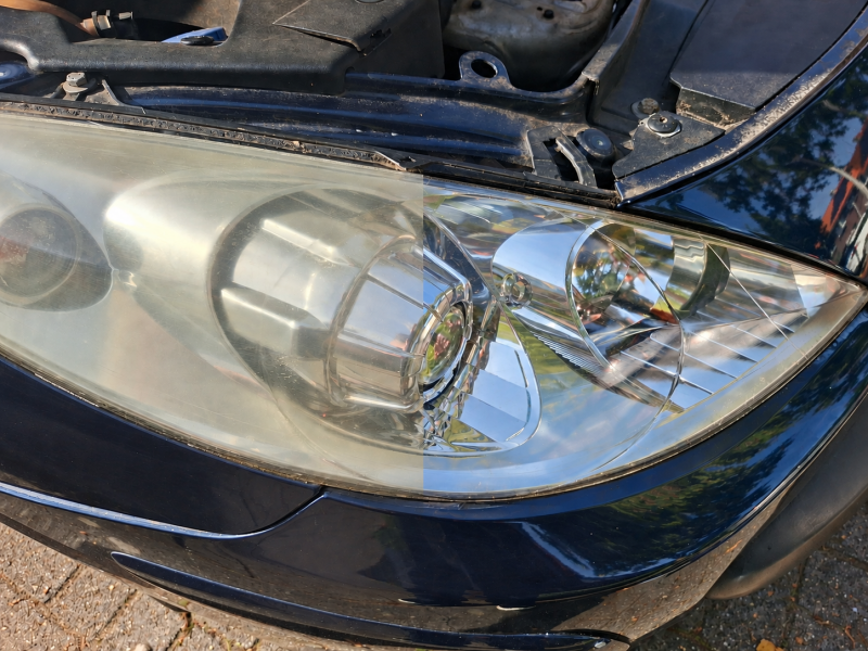 Voor en na van een professioneel herstelde Peugeot koplamp
