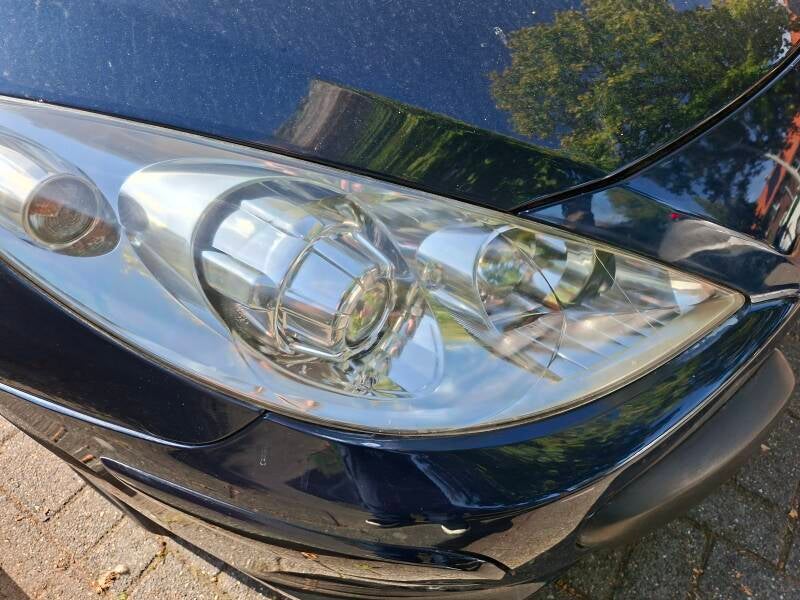 Een Peugeot 307 van 20 jaar oud na herstellen weer heldere koplamp