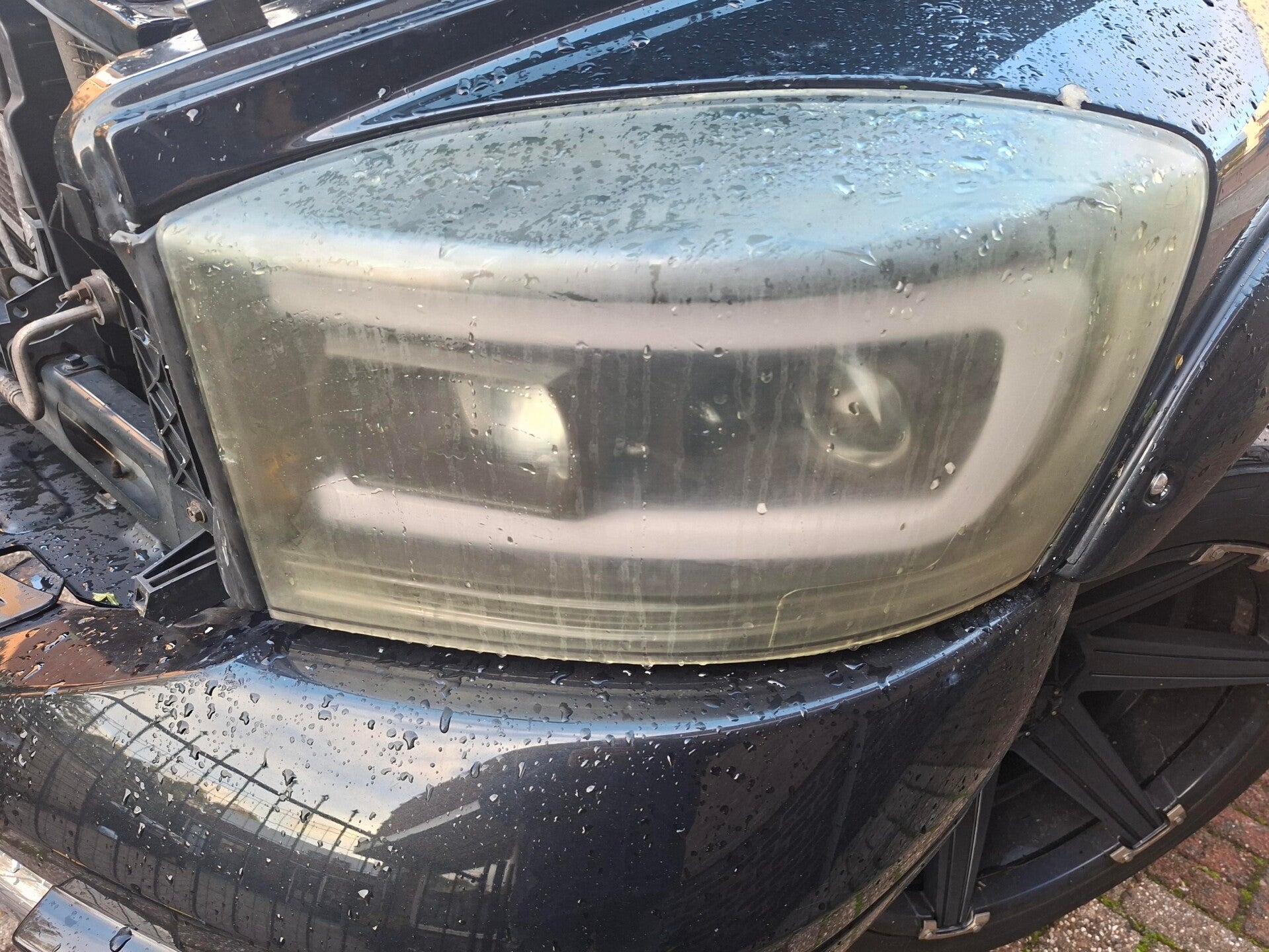 Dodge met verweerde koplamp
