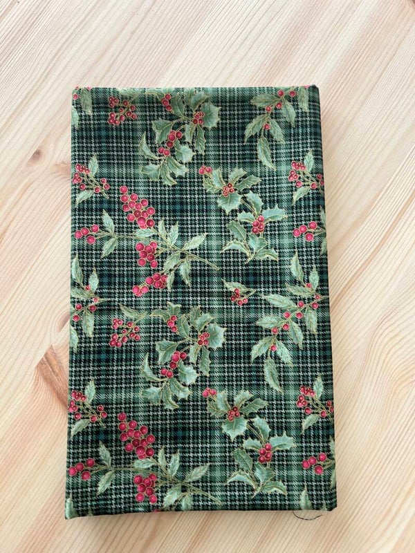A Festive Medley, Holly and Plaid Green coupon van 48 x 110 cm