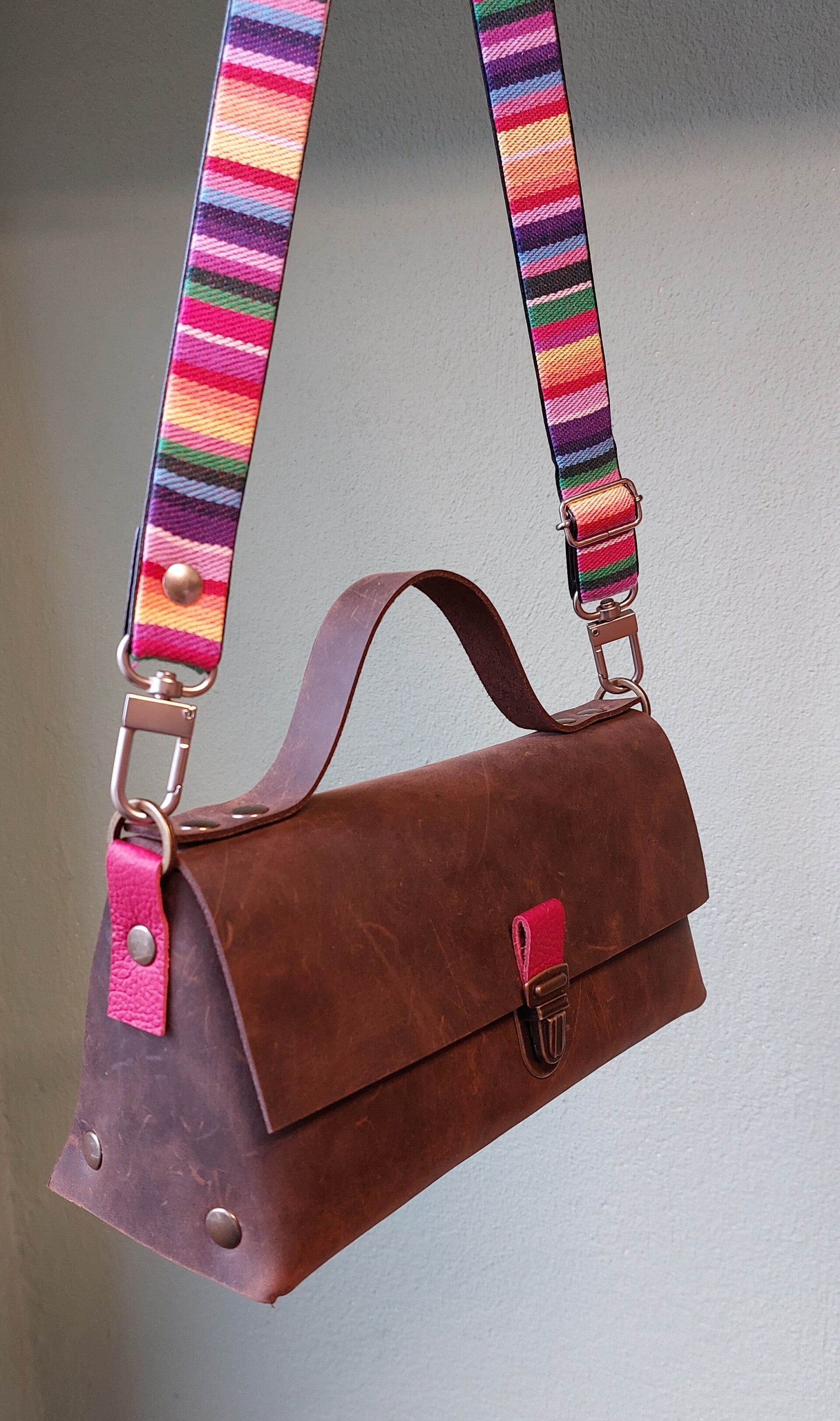 Glossie workshop tas, een tas in de vorm van een driehoek. Onverwachts ruim en glossie