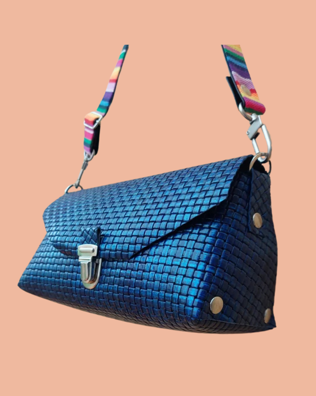 Glossie workshop tas, een tas in de vorm van een driehoek. Onverwachts ruim en glossie