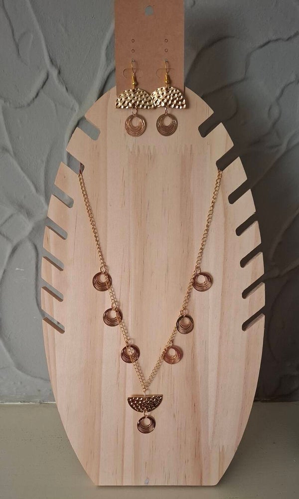 Boucles d'oreilles  dorées.