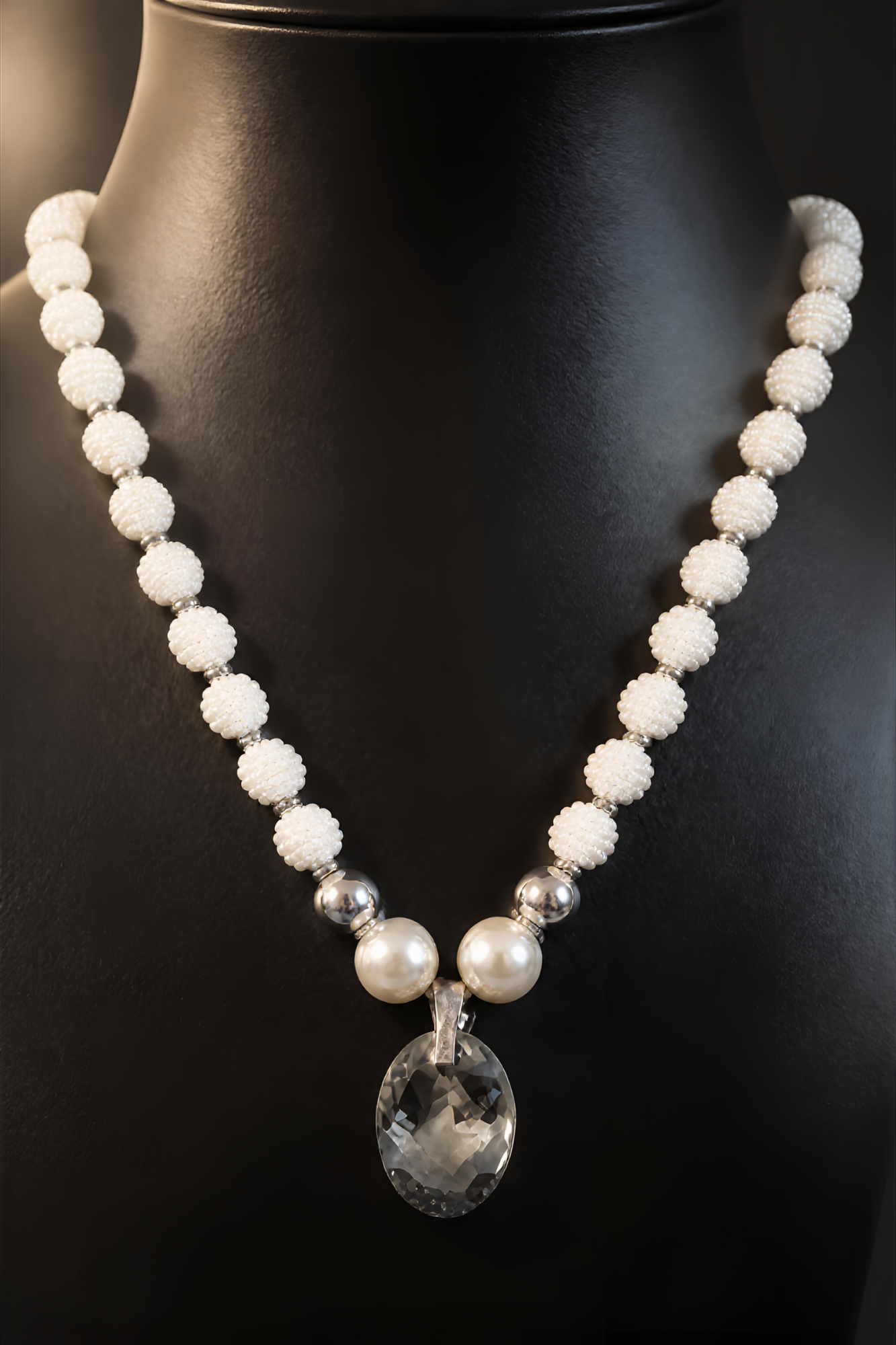 Collier ras de cou.