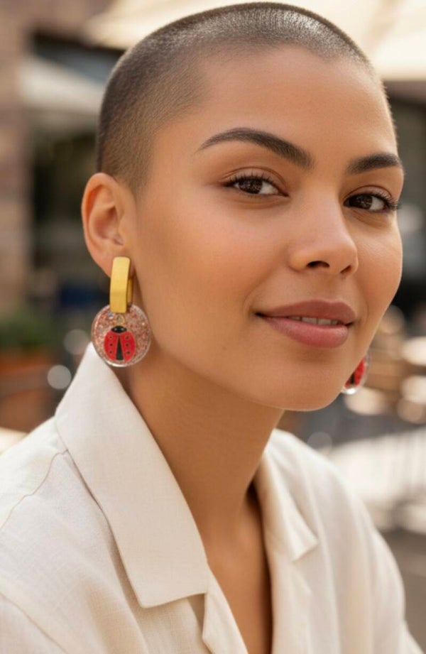 Boucles d'oreilles coccinelle  en résine pailletés.