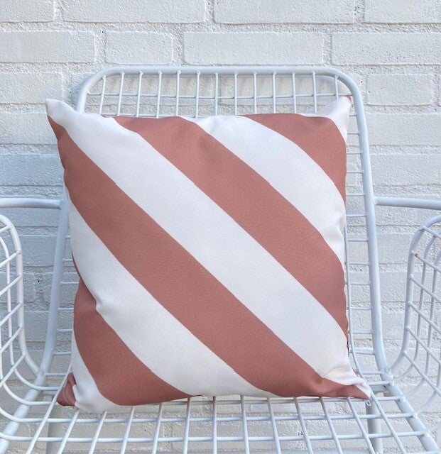Buitenkussen - diagonaal streep terra bruin wit