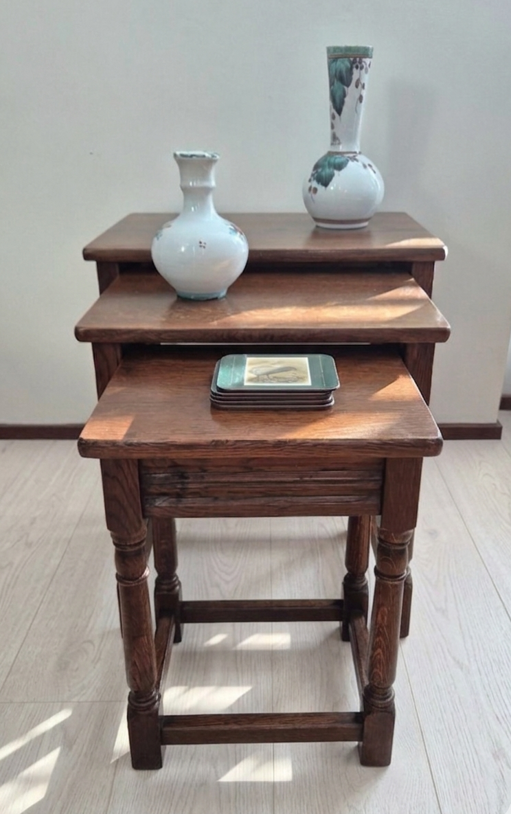 Nest tafeltjes eikenhout