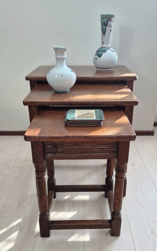 Nest tafeltjes eikenhout