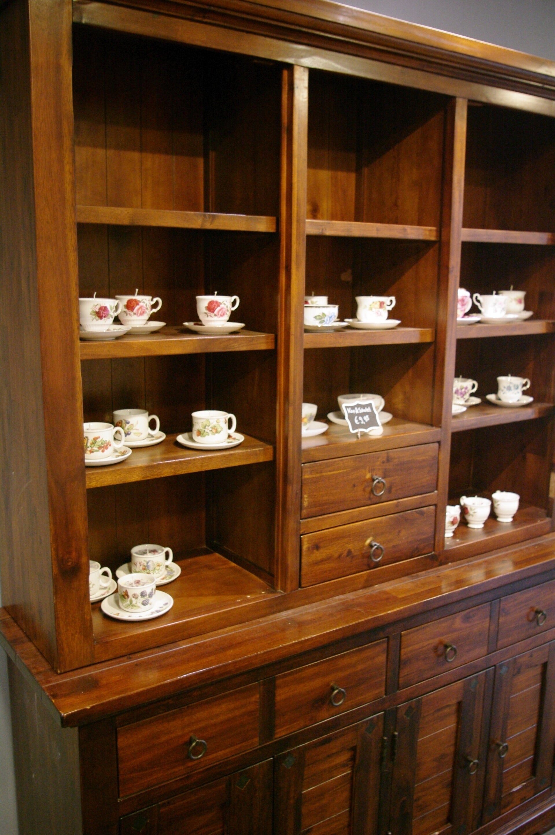 Cliënten schilderen in het atelier van B-creative in Lisse  Vintage meubels worden opgeknapt door deelnemers bij Vintage House  Gezellige koffiemomenten in de ontmoetingsruimte van B-factory