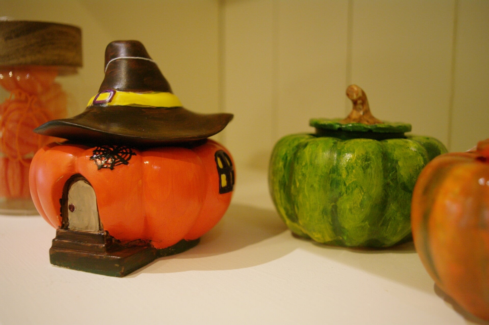 Cliënten schilderen in het atelier van B-creative in Lisse  Vintage meubels worden opgeknapt door deelnemers bij Vintage House  Gezellige koffiemomenten in de ontmoetingsruimte van B-factory